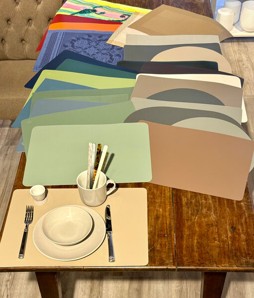 Große Auswahl Tischsets aus Textilleder – abwischbar, praktisch und schön.